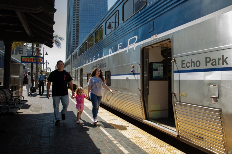 Ako partnerstvo spoločností Amtrak Pacific Surfliner a SeaWorld San Diego sprístupňuje a spríjemňuje cestovanie po pobreží
