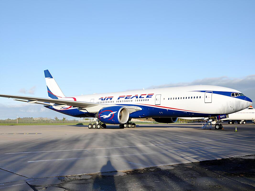 *   تعزيز الخطوط الجوية الإقليمية مع طائرة إمبراير E190 الجديدة في أسطول طيران "إير بيس"