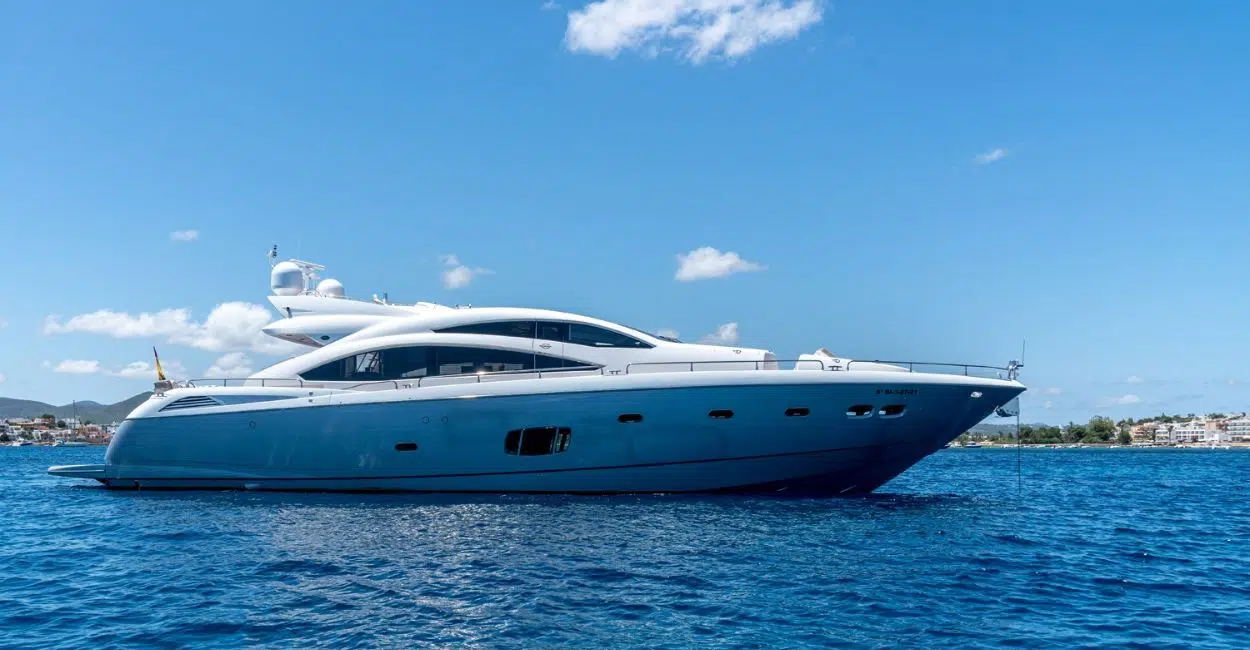 בסאד (Sunseeker Predator 84) - הזמנות לקיץ 2026 מתקבלות כעת ממרינה בוטאפוץ', איביזה
