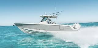 Boston Whaler חושפת את דגמי 330 Outrage ו-290 Outrage עם גוף WhalerStep™ לשנת 2026