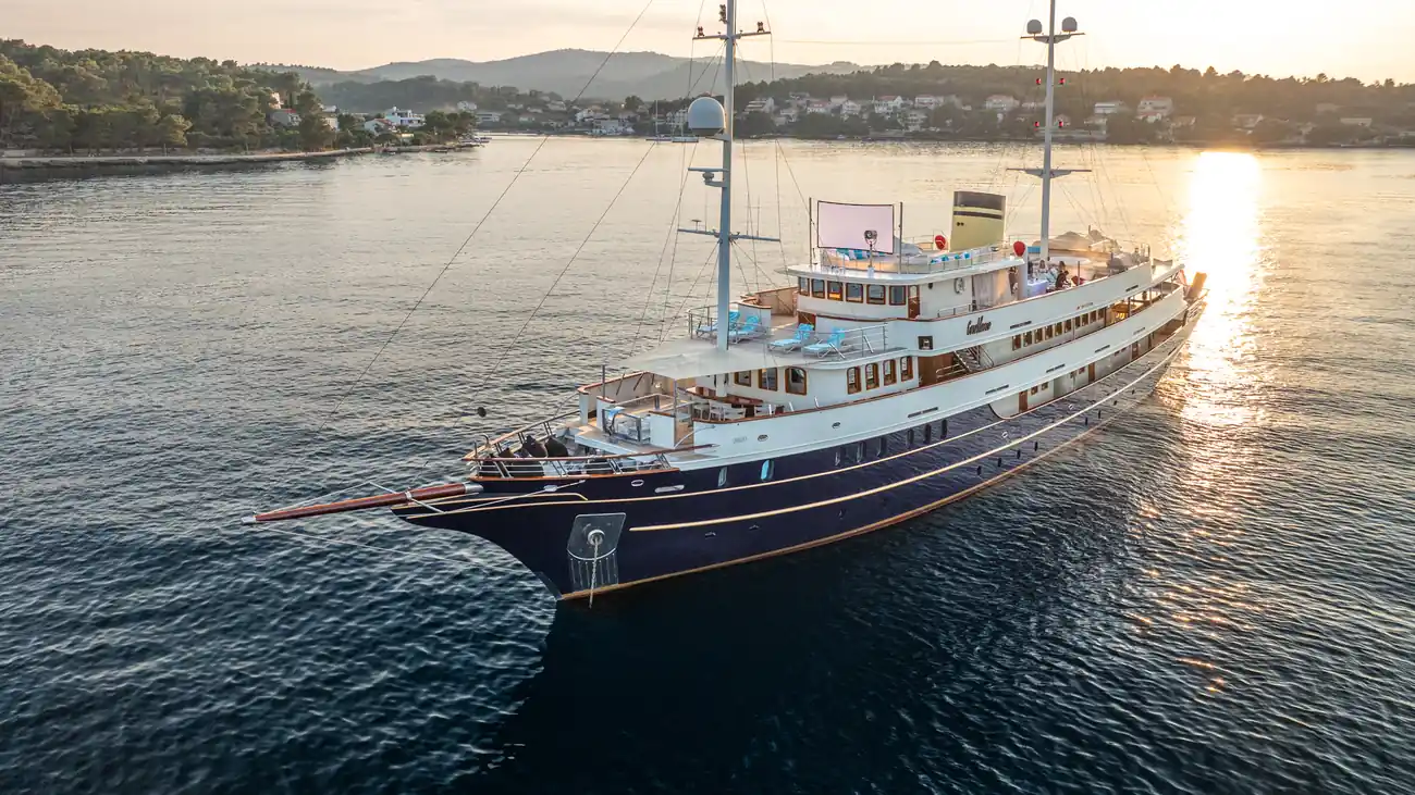 Casablanca Croatia Motor Yacht - מרחב, שירותים ולוגיסטיקה של צ'רטר לטיולי אדריאטי בקבוצות גדולות