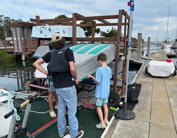 Instruktáž jachtingu pro jednoho až dva mladé jachtaře v Coyote Point Yacht Clubu – praktické kroky pro nové jachtaře
