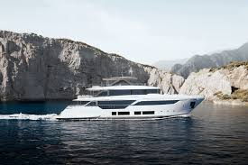 Custom Line Navetta 35 — የሶስት ፎቅ 113 ጫማ ጀልባ ለረጅም ጉዞዎች