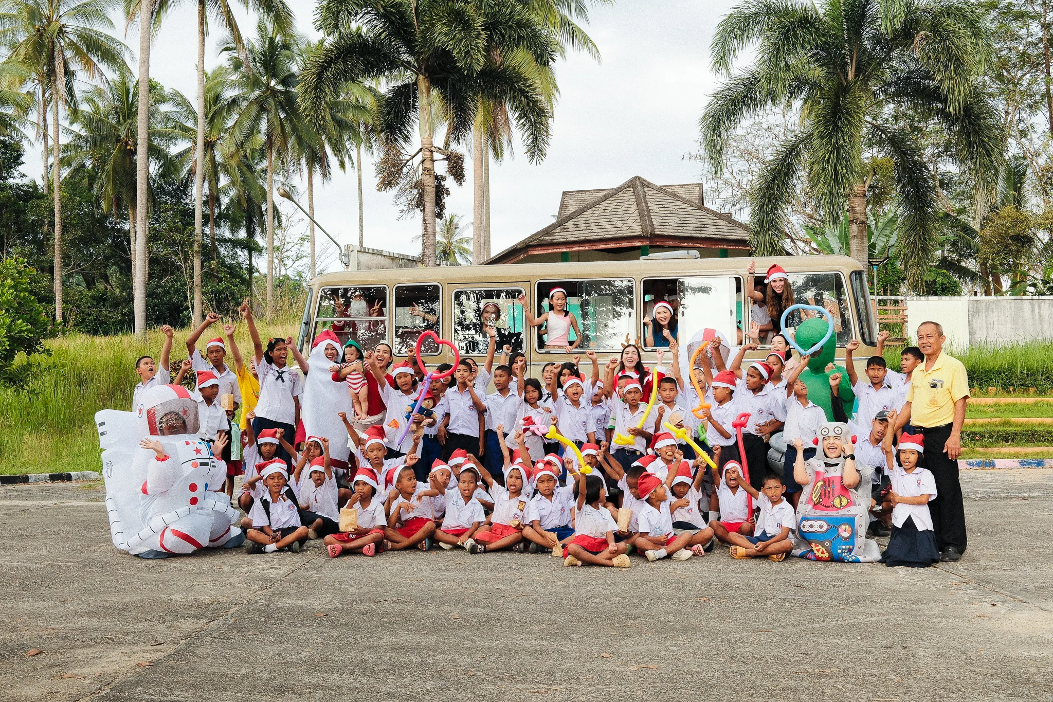 אוטובוס השמחה של Devasom Khao Lak ממשיך במסורת חלוקת השמחה בבית הספר לחיים בפאנג נה