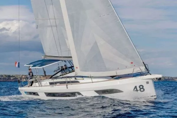 סקירת Dufour 48: קרוזר מרווח באורך 15.29 מטר עם אופציה היברידית ODSea ומערכות שיוט מעשיות