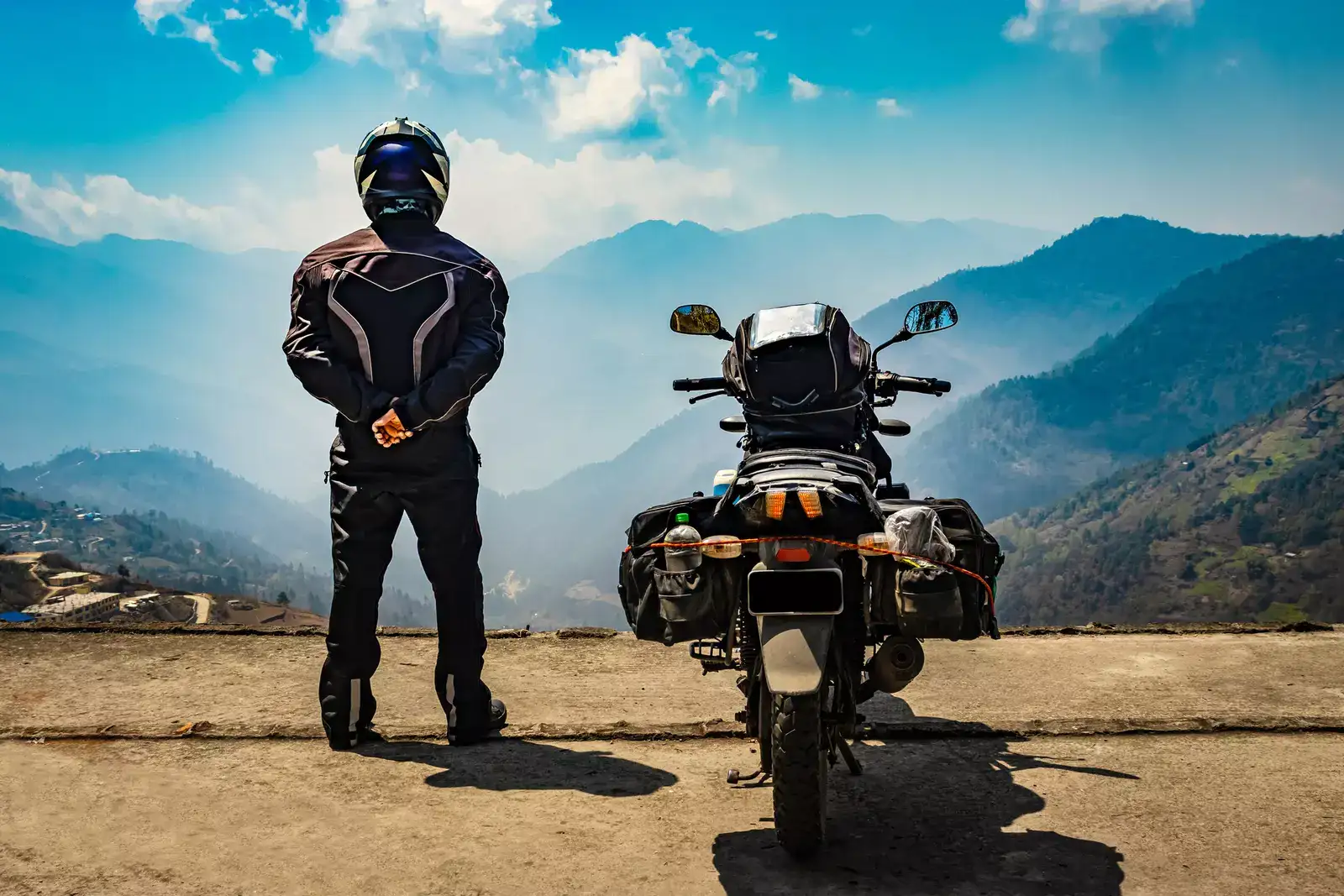 Vzrušujúca motocyklová cesta do Doka La za účelom bojiskovej turistiky Vzrušujúca motocyklová cesta do Doka La za účelom bojiskovej turistiky