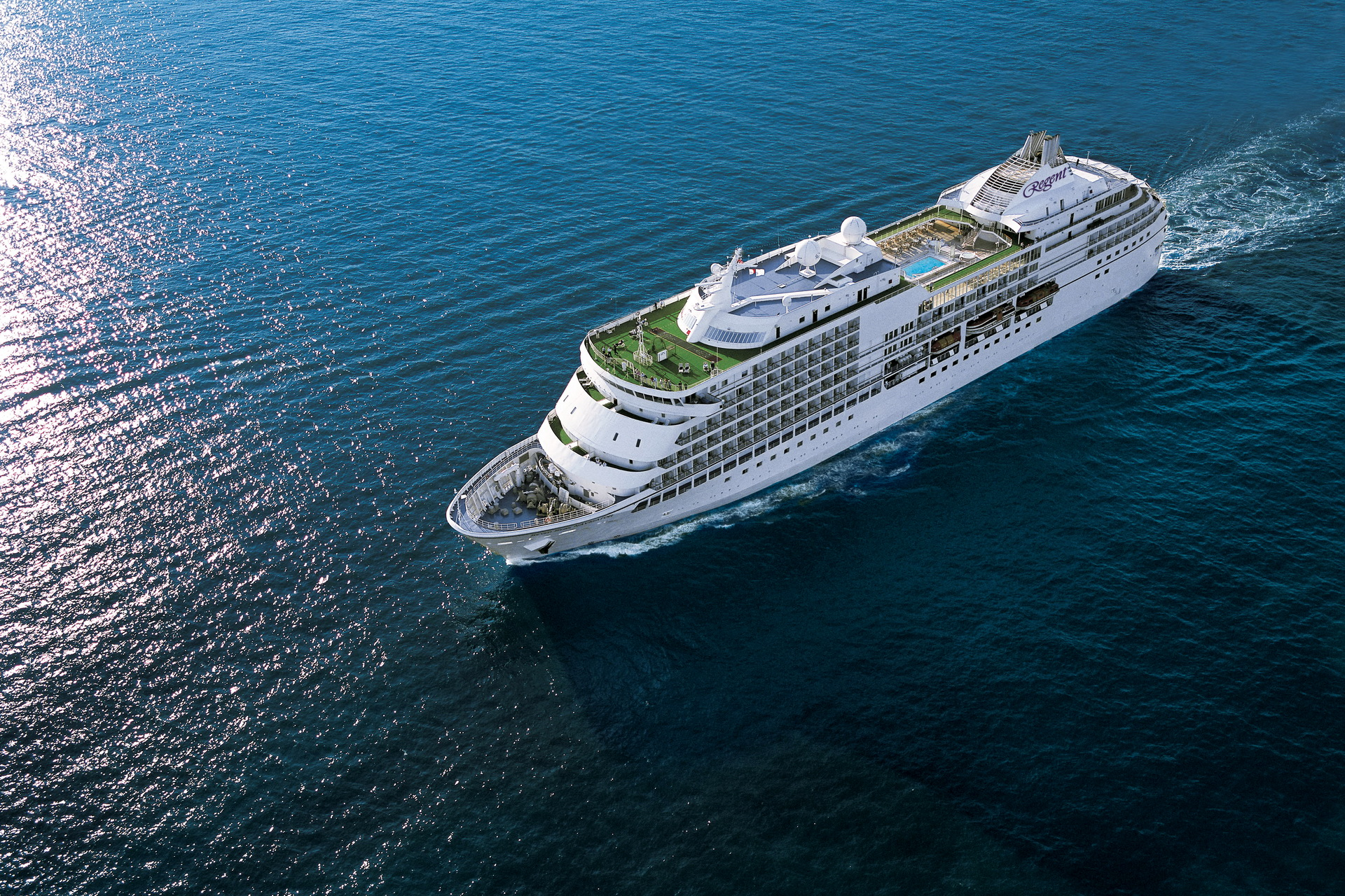 الاحتفاء بإرث السفينة Seven Seas Navigator: رحلة وداع الاحتفاء بإرث السفينة Seven Seas Navigator: رحلة وداع