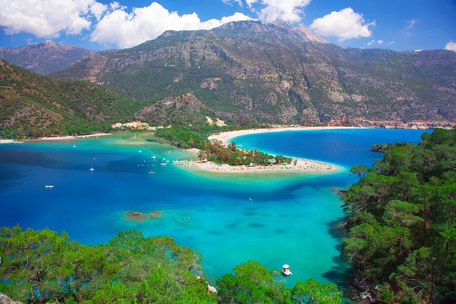 Fethiye Seyahat Rehberi — En İyi Plajlar, Günübirlik Geziler ve Nerede Kalınır Fethiye Seyahat Rehberi — En İyi Plajlar, Günübirlik Geziler ve Nerede Kalınır
