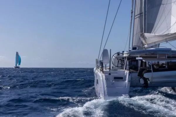ה-World Odyssey 25 של Grand Large Yachting יוצא לדרך מלנזרוטה בשלב אטלנטי של 2,700 מייל ימי