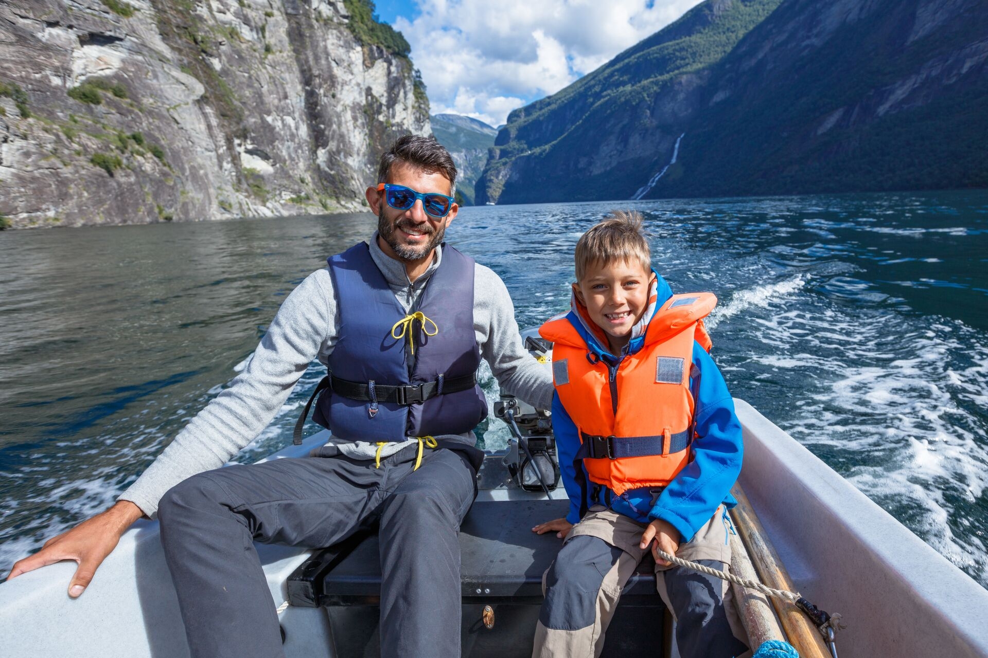 Time to Hypothermia in Water: Temperatures, Symptoms, and Practical Rescue Tips