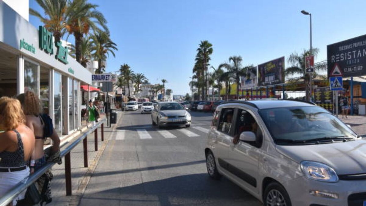 Ibiza zavádza novú daň a obmedzenia pre požičovné autá