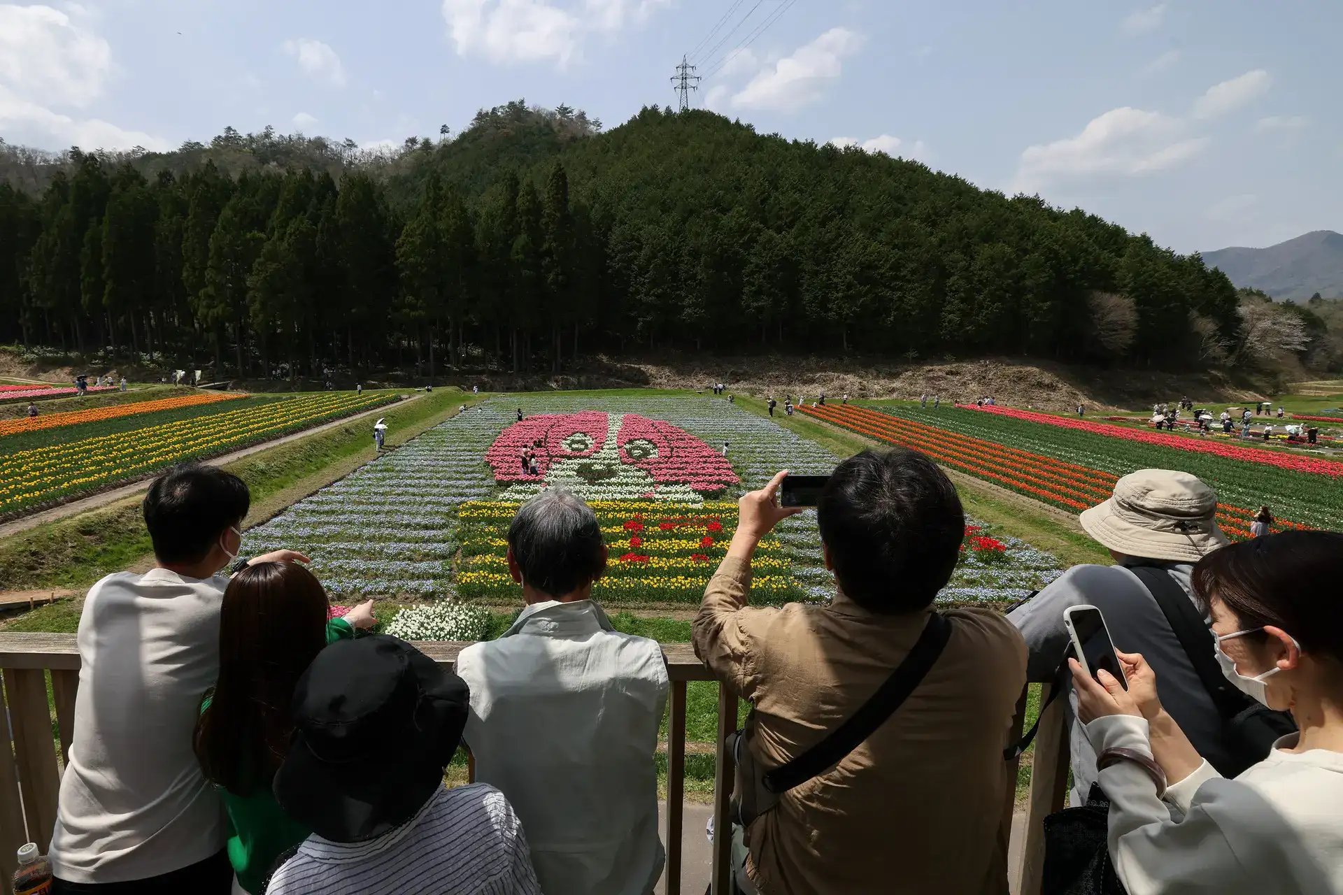 Japonsko zaznamenalo v apríli rekordných 3,9 milióna turistov, a to vďaka rozkvetu čerešní a príťažlivosti jenu
