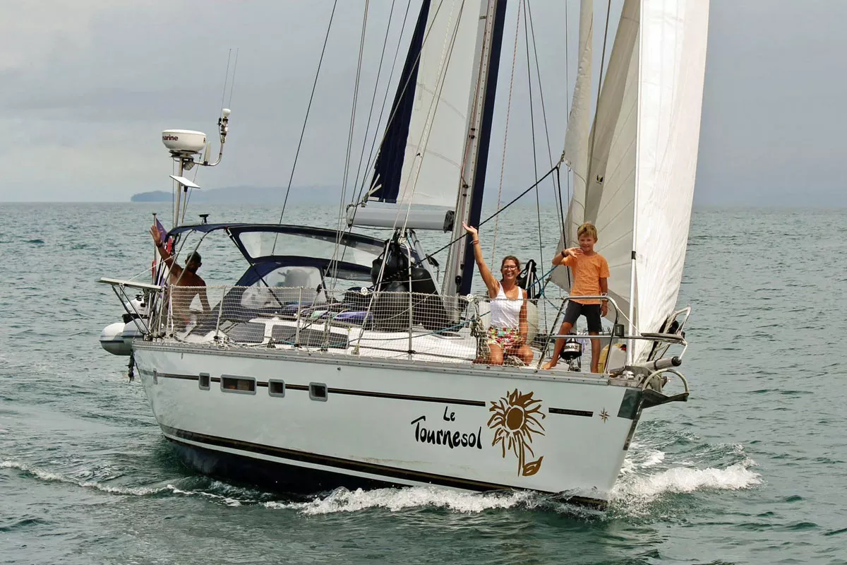 Jeanneau Voyage 12.50 — Komfort na dlhé plavby, objem nádrží a poznámky k prenájmu