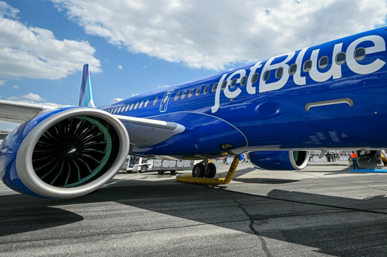 كيف تتكيف JetBlue مع التغيرات في الطلب على السفر