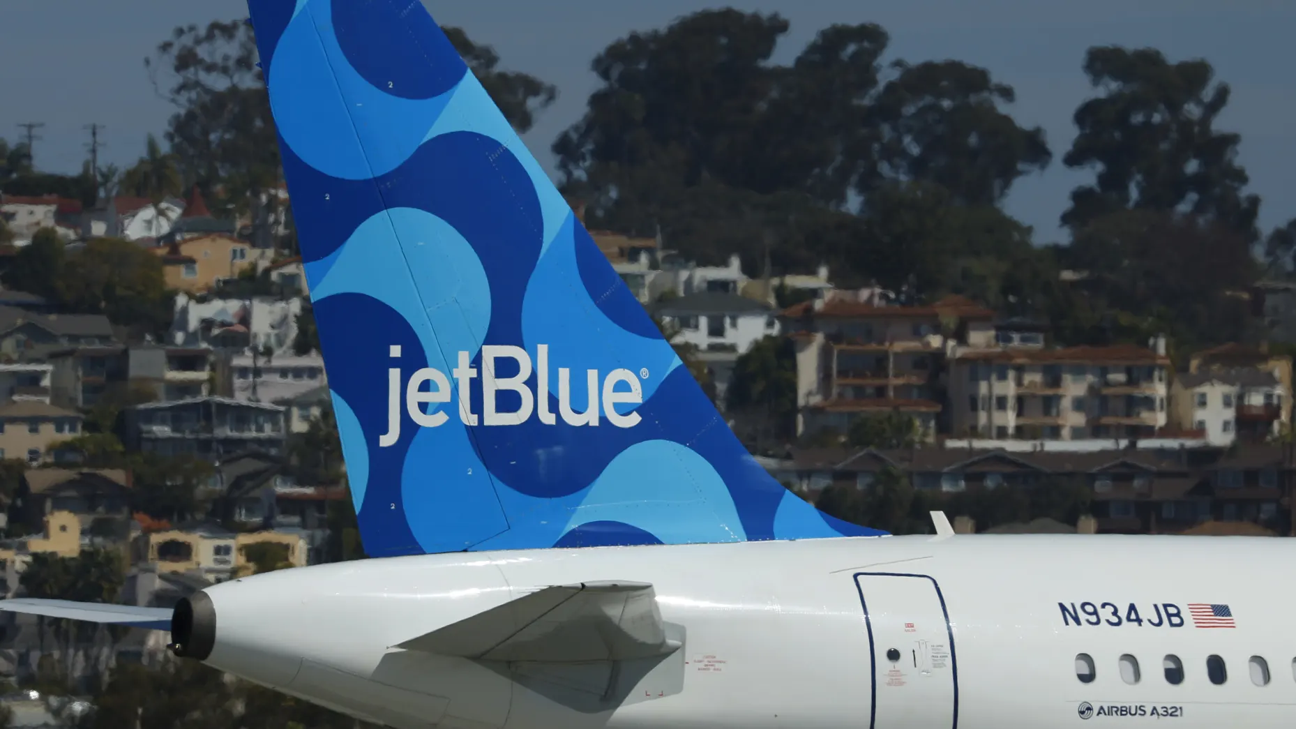 استراتيجية JetBlue للتغلب على ضعف الطلب على السفر وإدارة التكاليف