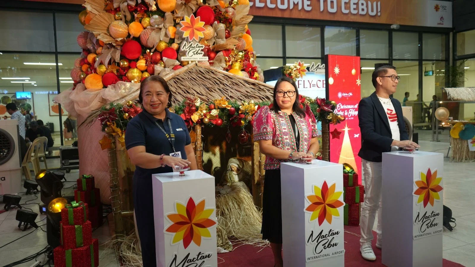 Nagpasiga ang Mactan-Cebu International Airport og Kasadya sa Pasko pinaagi sa Mabulukon nga Pagpasundayag sa Kahayag ug Paglaum Nagpasiga ang Mactan-Cebu International Airport og Kasadya sa Pasko pinaagi sa Mabulukon nga Pagpasundayag sa Kahayag ug Paglaum