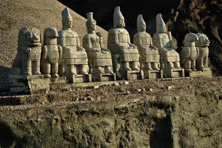 Odhaľovanie záhad a majestátnosti vrchu Nemrut a jeho obrovských kamenných sôch Odhaľovanie záhad a majestátnosti vrchu Nemrut a jeho obrovských kamenných sôch