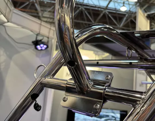 איך התושבת הצינורית של MPI Inox מאבטחת Starlink Mini על כלי שיט ללא קידוח