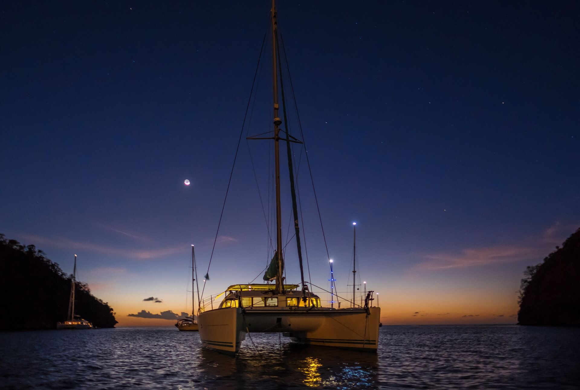 Nighttime Boat Lighting Rules, Safety Tips, and What Tourists Should Know