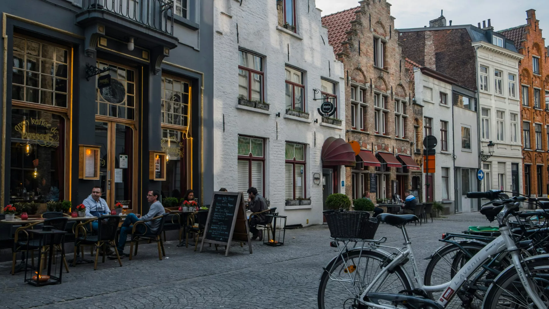 Bruggy žiadajú turistov, aby chránili ich dlažobné kocky