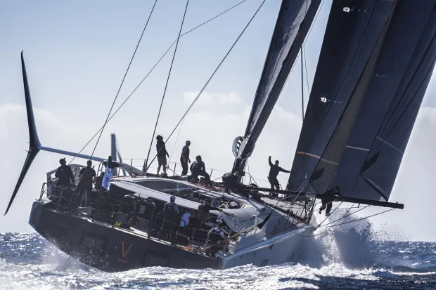 Raven gbajare Ẹbọ Kanlẹ Láyin Ọlá Monohull àti ìwọ̀n IRC nínú Ìdíje RORC Transatlantic