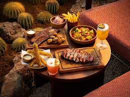 חווית סעודה מורמת במסעדת Red Rock BBQ בפסגת ג'בל ג'ייס המלכותית, ראס אל חיימה