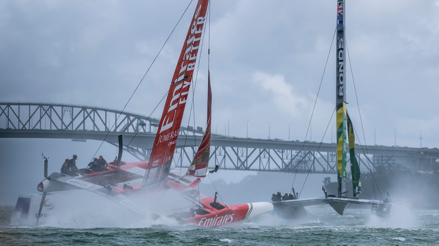 Tom Slingsby gbɔŋ Australia Dziŋ SailGP Auckland ŋlɔŋ, kaa Sinclair gbɔŋ Audinet gbɔŋ toŋ nuŋ yɔŋ gbɔŋ ŋɔŋɔŋ.