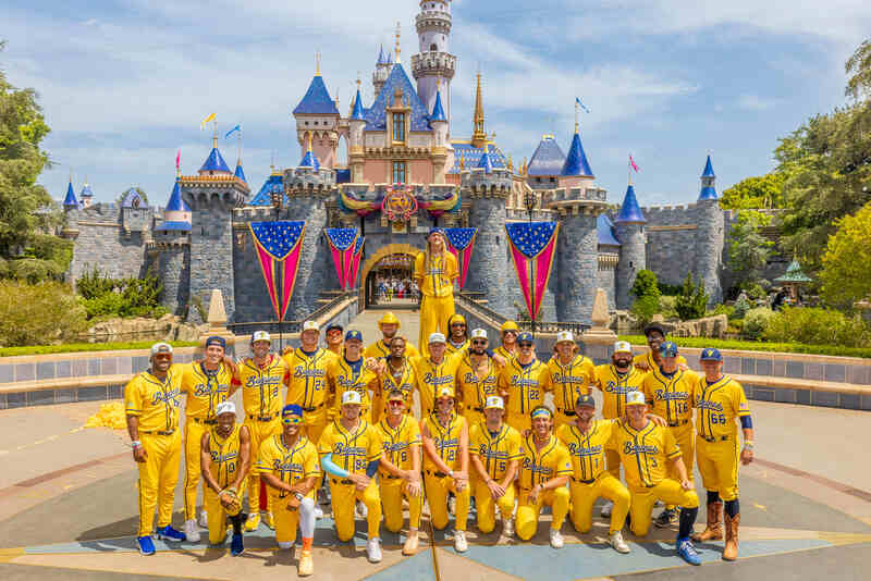 Savannah Bananas rozprúdili oslavu 70. výročia v Disneyland Resorte Savannah Bananas rozprúdili oslavu 70. výročia v Disneyland Resorte