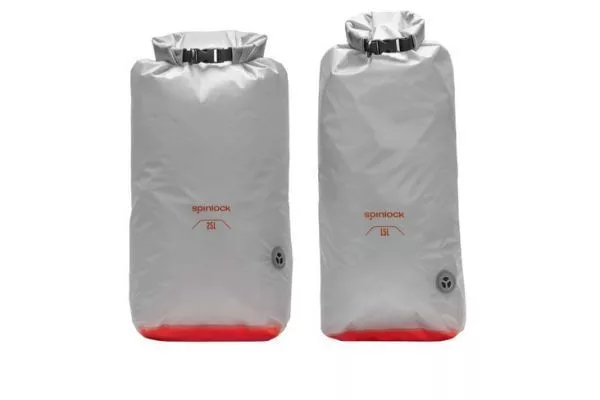 כיצד תיקי גלילה מתכווצים בנפח 15 ו-25 ליטר של Spinlock מצמצמים נפח ומגנים על ציוד לסירה