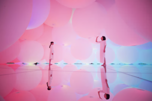 Preskúmajte teamLab Planets TOKYO, poprednú ázijskú atrakciu pohlcujúceho umenia, ktorá spája technológiu a prírodu