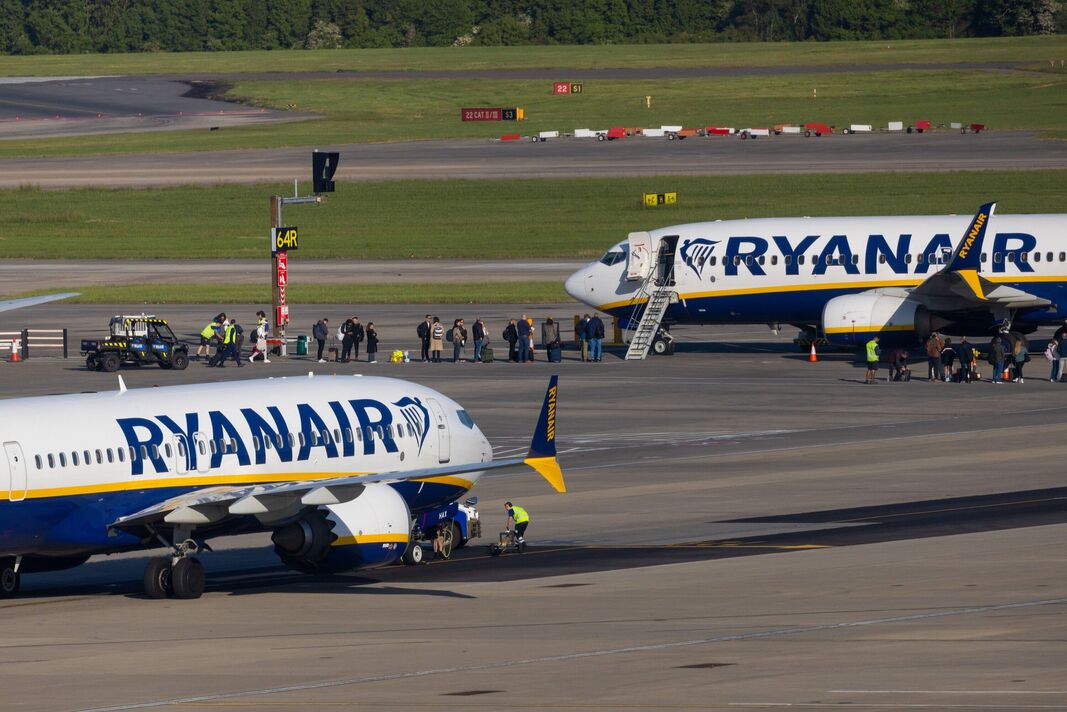 Chaos na letisku Rodos: Cestujúci ponechaní napospas osudu uprostred meškaní Ryanairu