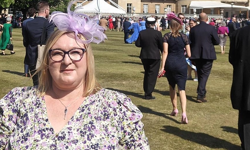 Vzdanie úcty Vicki Wolfovej na kráľovskej záhradnej slávnosti v Buckinghamskom paláci za prínos v oblasti vzdelávania a cestovného ruchu Vzdanie úcty Vicki Wolfovej na kráľovskej záhradnej slávnosti v Buckinghamskom paláci za prínos v oblasti vzdelávania a cestovného ruchu